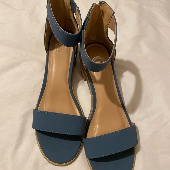 NEW IN BOX Journee Collection “Percy” Sandals. Blue. Women’s Size 7M - Picture 4 of 9